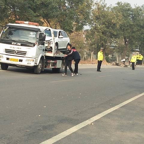 夏县车祸事件引起关注，事故现场正在紧急处理，提醒注意交通安全