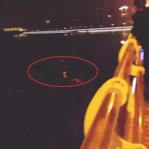 滕州游泳教练风采，专业素养激情教学，点燃学员潜能！