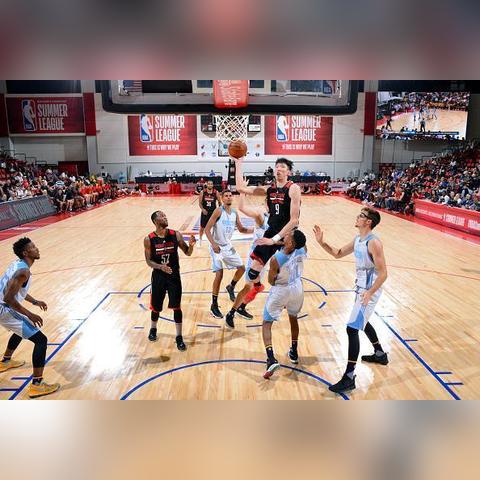 中年篮球传奇再现风采,技艺与梦想永不老去