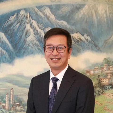 康辉深度解析演艺新星与经典人物评论视频