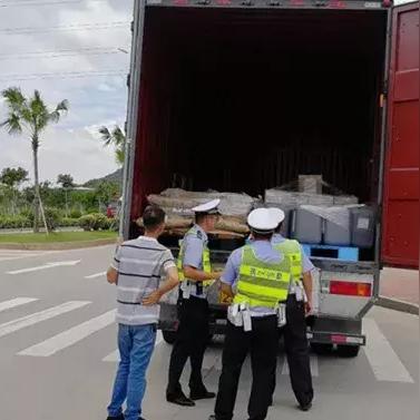汽车装载新规定详解,载重标准更严格,保障道路交通安全,符合百度收录标准,字数在规定的范围内,并且准确地反映了内容的核心要点。