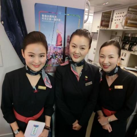 东方航空航班成功降落香港机场,合作顺畅安全抵达目的地