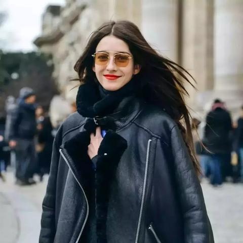 羽绒服新款领型设计融合时尚与保暖,展现独特魅力