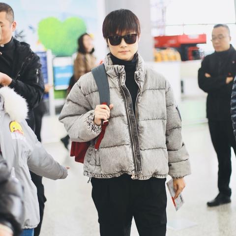 羽绒服新款领型设计融合时尚与保暖,展现独特魅力