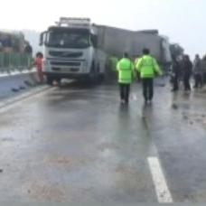 菏泽高速六车连撞事故,紧急救援中,提醒安全驾驶