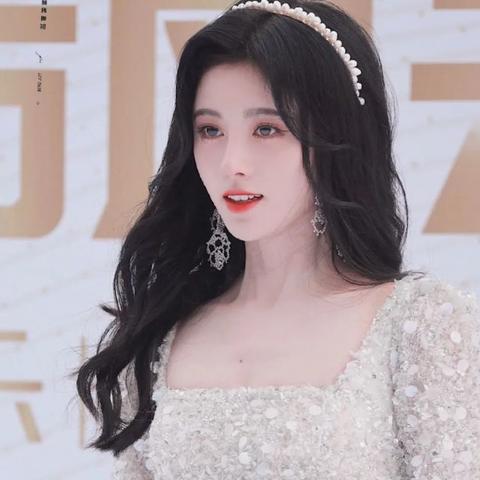 鞠婧祎新照视频展现明星璀璨瞬间,魅力四溢才艺出众