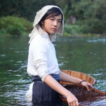 鞠婧祎新照视频展现明星璀璨瞬间,魅力四溢才艺出众