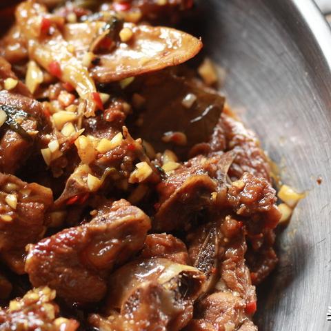 广东成鸡价格走势稳定上涨,市场波动活跃,未来涨幅预测放缓,关注饲料成本等三大因素!摘要,最新市场分析显示,成鸡价格受供需季节性因素影响持续上涨,未来需关注市场动态和政策调控等因素。