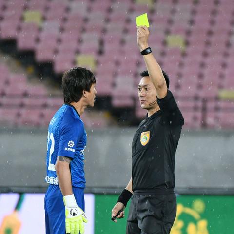 足球裁判服新潮流，专业功能与时尚魅力的完美结合