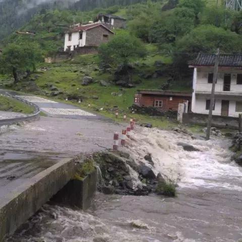 乌镇暴雨成灾，救援行动迅速展开，呼吁加强防洪设施与应对能力！