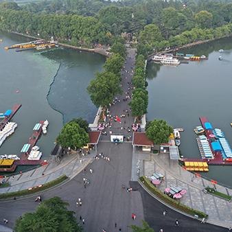 玄武公园广场开放时间调整通知,6点至晚10点开放