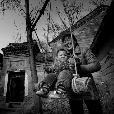 海窑隧道车祸紧急处理,伤亡未明救援进行中