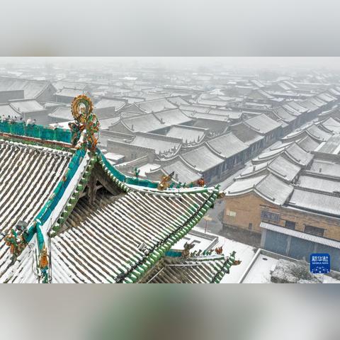 平遥雪后路滑,交通受影响,当地加强疏导与安全管理,市民出行请注意安全,(字数,24字)