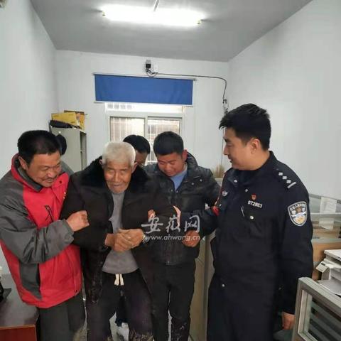 新安夜市发生车祸,多车相撞有人受伤,具体情况待查