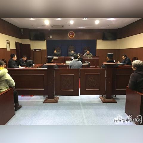 新安夜市发生车祸,多车相撞有人受伤,具体情况待查