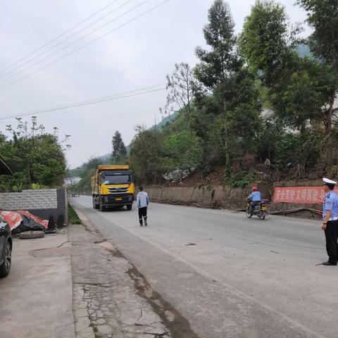 新安夜市发生车祸,多车相撞有人受伤,具体情况待查