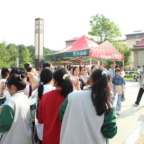 中国飙车事故频发,加强交通安全管理刻不容缓