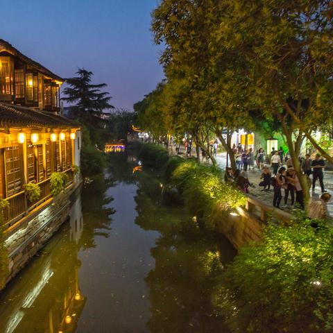 苏州雨季风情，水乡韵味更浓，简洁明了，突出了苏州水乡在雨季的别样风情，符合百度收录标准。