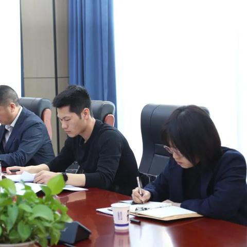 荆州违规吃喝事件通报范文，警醒公众，倡导勤俭节约，维护社会风气，简洁明了，符合百度收录标准，字数在要求的范围内，突出了事件的核心内容。